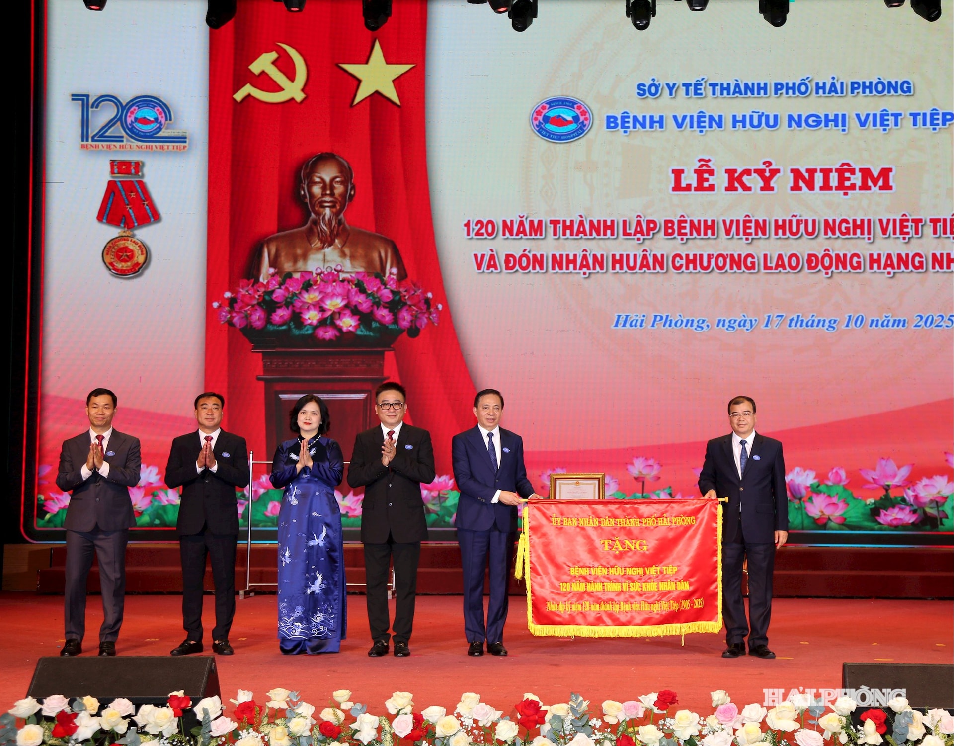 Soudruh Nguyen Minh Hung, místopředseda městského lidového výboru, předal nemocnici transparent.