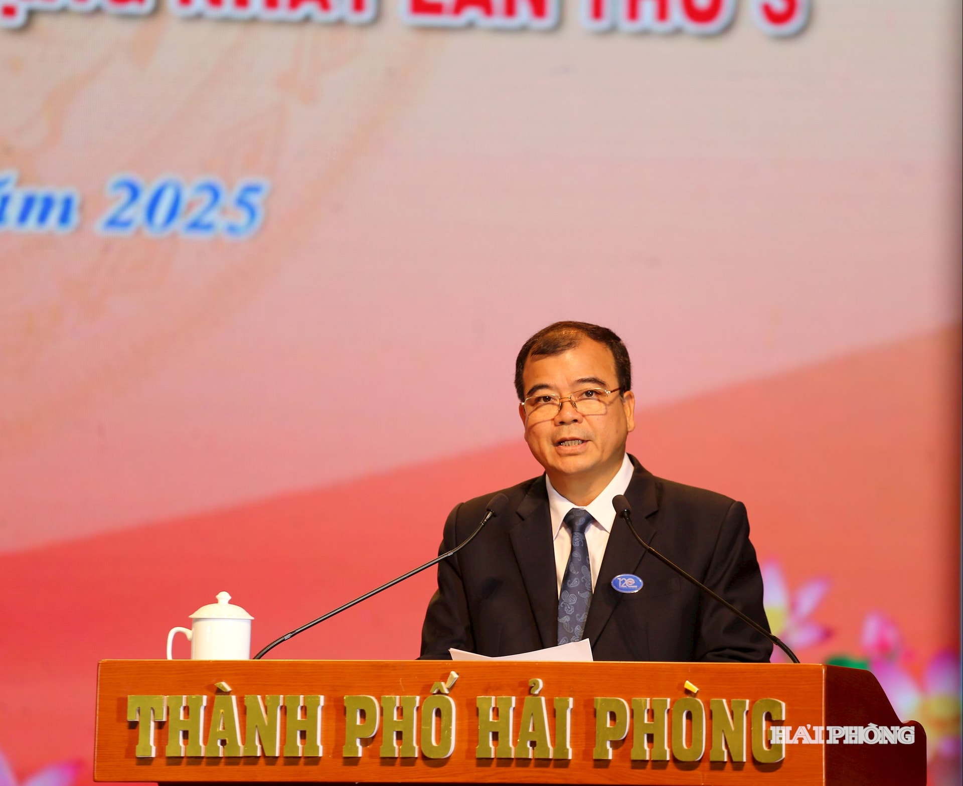 Promluvil soudruh Nguyen Minh Hung, místopředseda městského lidového výboru