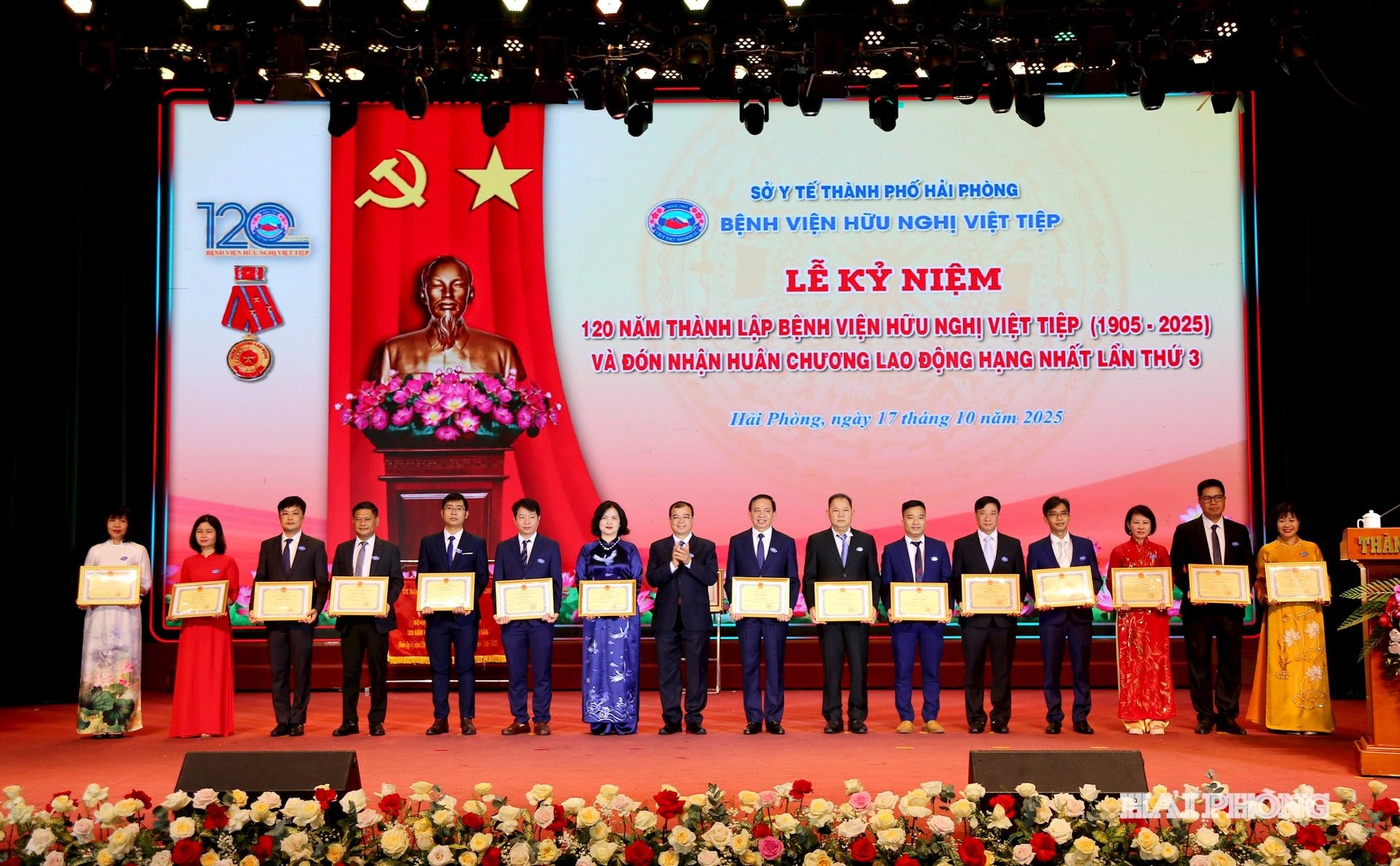 Soudruh Nguyen Minh Hung, místopředseda městského lidového výboru, udělil jednotlivcům čestné uznání.