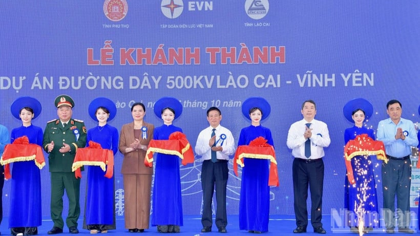 ឧបនាយករដ្ឋមន្ត្រី Ho Duc Phoc និងថ្នាក់ដឹកនាំមួយចំនួនទៀត បានធ្វើពិធីកាត់ខ្សែបូ ដើម្បីសម្ពោធគម្រោងខ្សែបញ្ជូន Lao Cai-Vinh Yen 500kV។ (រូបថត៖ Thanh Giang)