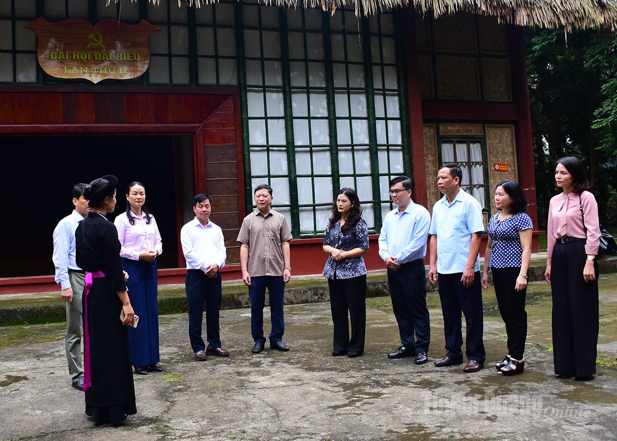 សមមិត្ត Vuong Ngoc Ha សមាជិកគណៈកម្មាធិការអចិន្ត្រៃយ៍បក្សខេត្ត អនុប្រធានគណៈកម្មាធិការប្រជាជនខេត្ត និងគណៈប្រតិភូបានធ្វើការស្ទង់មតិនៅរមណីយដ្ឋានប្រវត្តិសាស្ត្រពិសេសជាតិ Kim Binh។