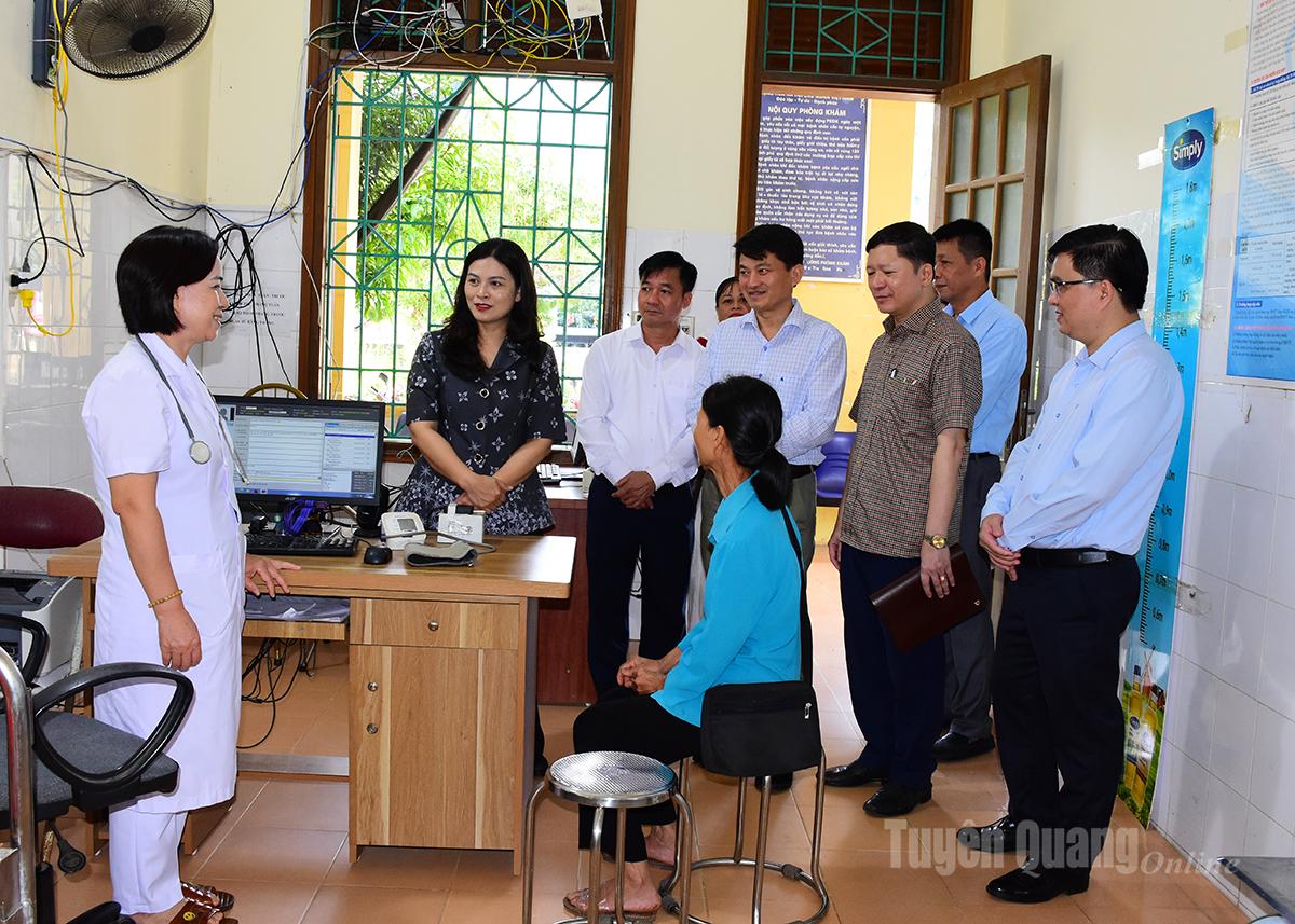 សមមិត្ត Vuong Ngoc Ha សមាជិកគណៈកម្មាធិការអចិន្ត្រៃយ៍បក្សខេត្ត អនុប្រធានគណៈកម្មាធិការប្រជាជនខេត្ត បានចុះពិនិត្យការងារពិនិត្យ និងព្យាបាលនៅគ្លីនិកទូទៅប្រចាំតំបន់ Kim Binh។