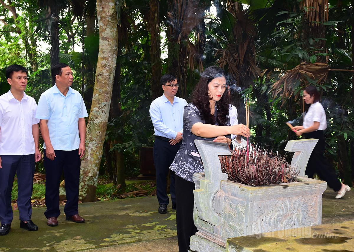 សមមិត្ត Vuong Ngoc Ha សមាជិកគណៈកម្មាធិការអចិន្ត្រៃយ៍បក្សខេត្ត អនុប្រធានគណៈកម្មាធិការប្រជាជនខេត្ត បានអុជធូបនៅរមណីយដ្ឋានប្រវត្តិសាស្ត្រពិសេសជាតិ Kim Binh ឃុំ Kim Binh។