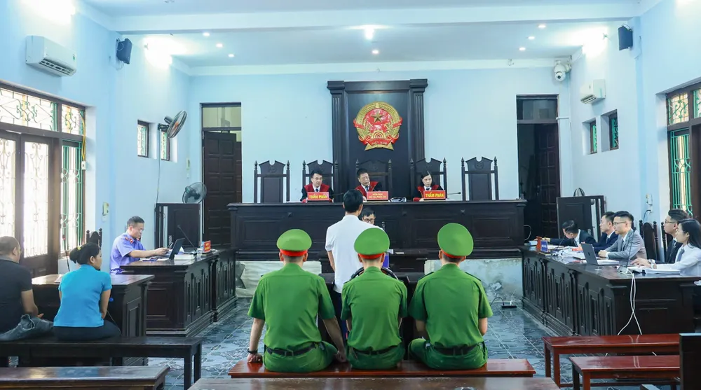 Quang cảnh phiên tòa