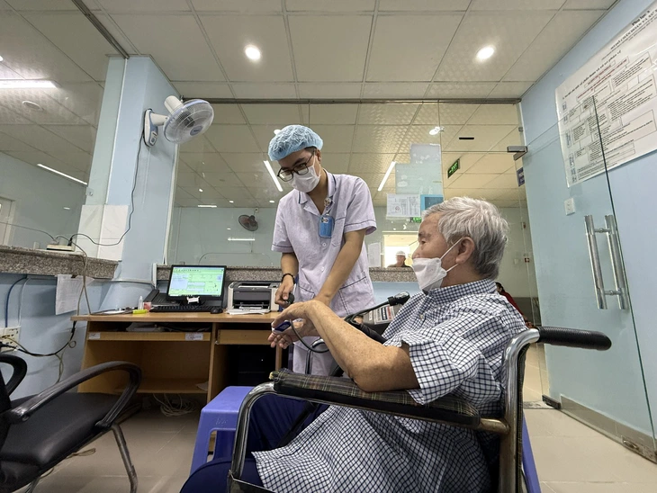 Changing health insurance examination location: people can choose and there is no fee - Photo 1. BHYT - Ảnh 1.