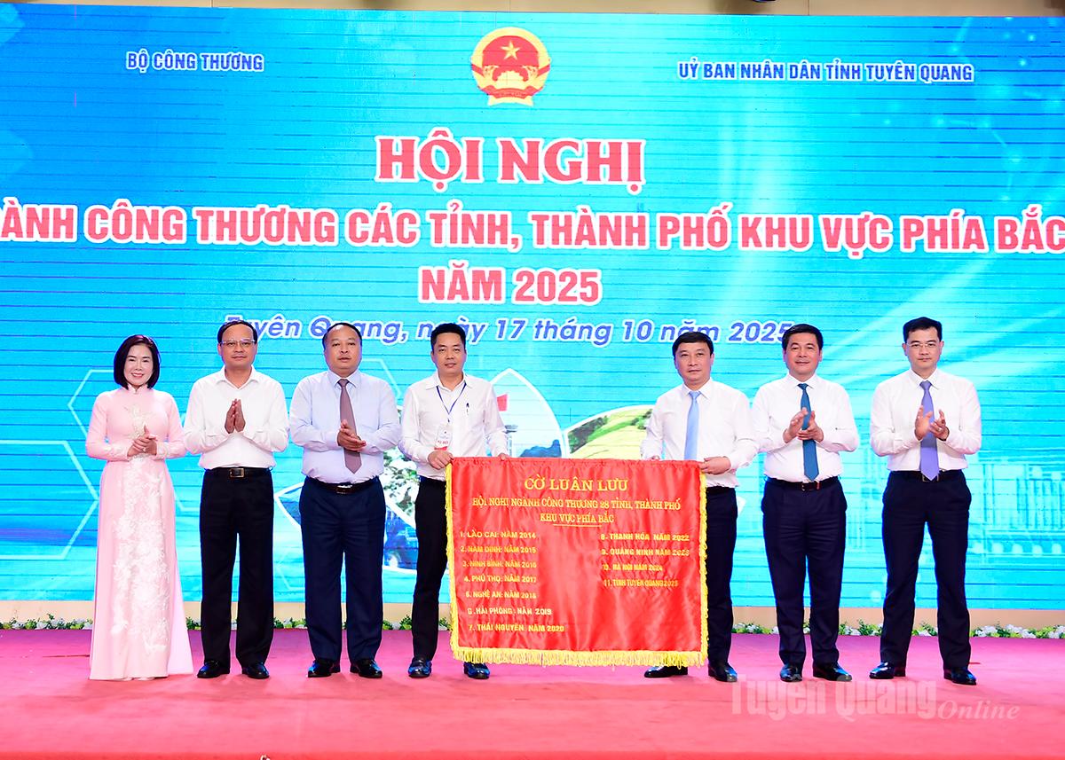 Leiders van het Departement van Industrie en Handel van de provincie Tuyen Quang overhandigden de vlag van het organiseren van de Conferentie over Industrie en Handel van de noordelijke provincies en steden in 2026 aan leiders van het Departement van Industrie en Handel van de stad Hai Phong.
