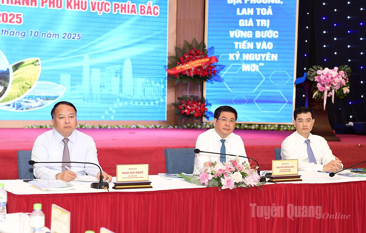 Kameraden: Nguyen Hong Dien, lid van het Centraal Comité van de Partij, minister van Industrie en Handel; Phan Huy Ngoc, adjunct-secretaris van het Provinciaal Partijcomité, voorzitter van het Provinciaal Volkscomité; Bui Huy Son, directeur van de afdeling Financiële Planning en Bedrijfsbeheer van het Ministerie van Industrie en Handel, leidde de discussie.