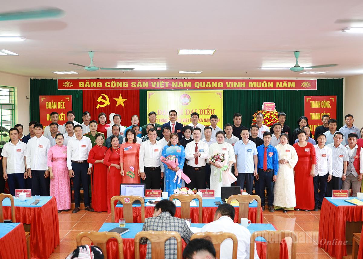 คณะกรรมการแนวร่วมปิตุภูมิเวียดนามแห่งตำบลน้ำดิ๊ก วาระที่ 1 แนะนำตัวต่อรัฐสภา