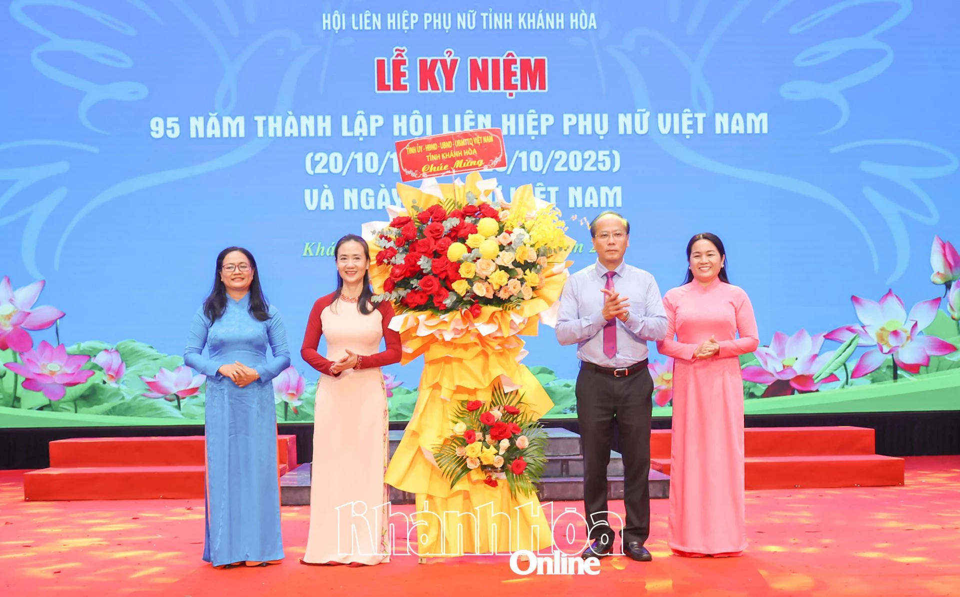Genosse Nguyen Khac Ha überreichte bei der Zeremonie Blumen.