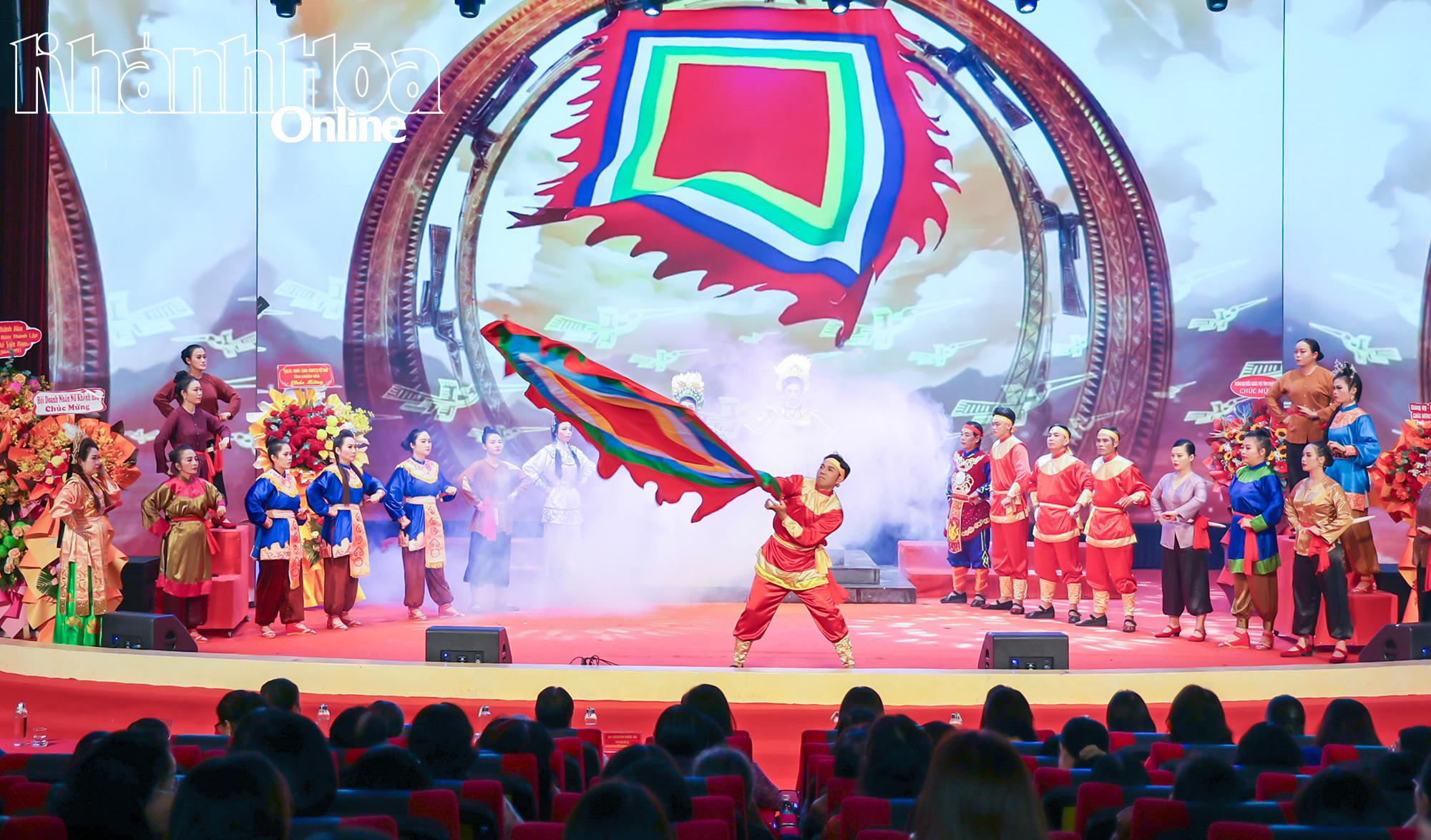 Die Delegierten untersuchten die Tradition der vietnamesischen Frauen anhand historischer Dokumente Vietnams in Form von Dramatisierungen.