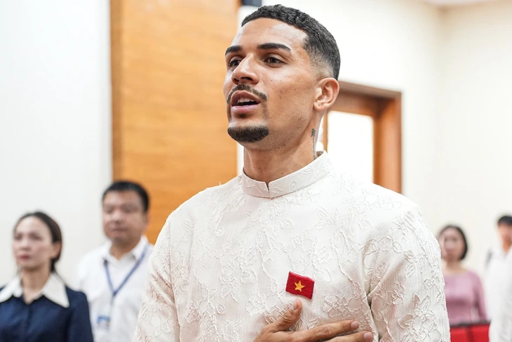 Do Hoang Hen draagt ​​een ao dai om zijn Vietnamese staatsburgerschap te bevestigen - Foto 1.