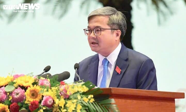 Wiceprzewodniczący Hanoi People's Committee Truong Viet Dung przemawiał na Kongresie.