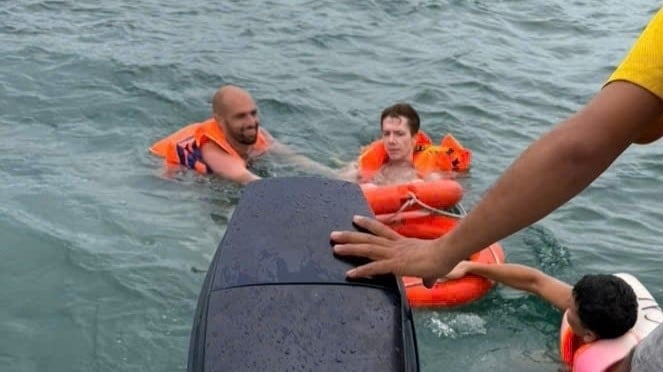 In diesem Moment näherte sich die Wasserschutzpolizei umgehend dem ertrinkenden ausländischen Touristen.