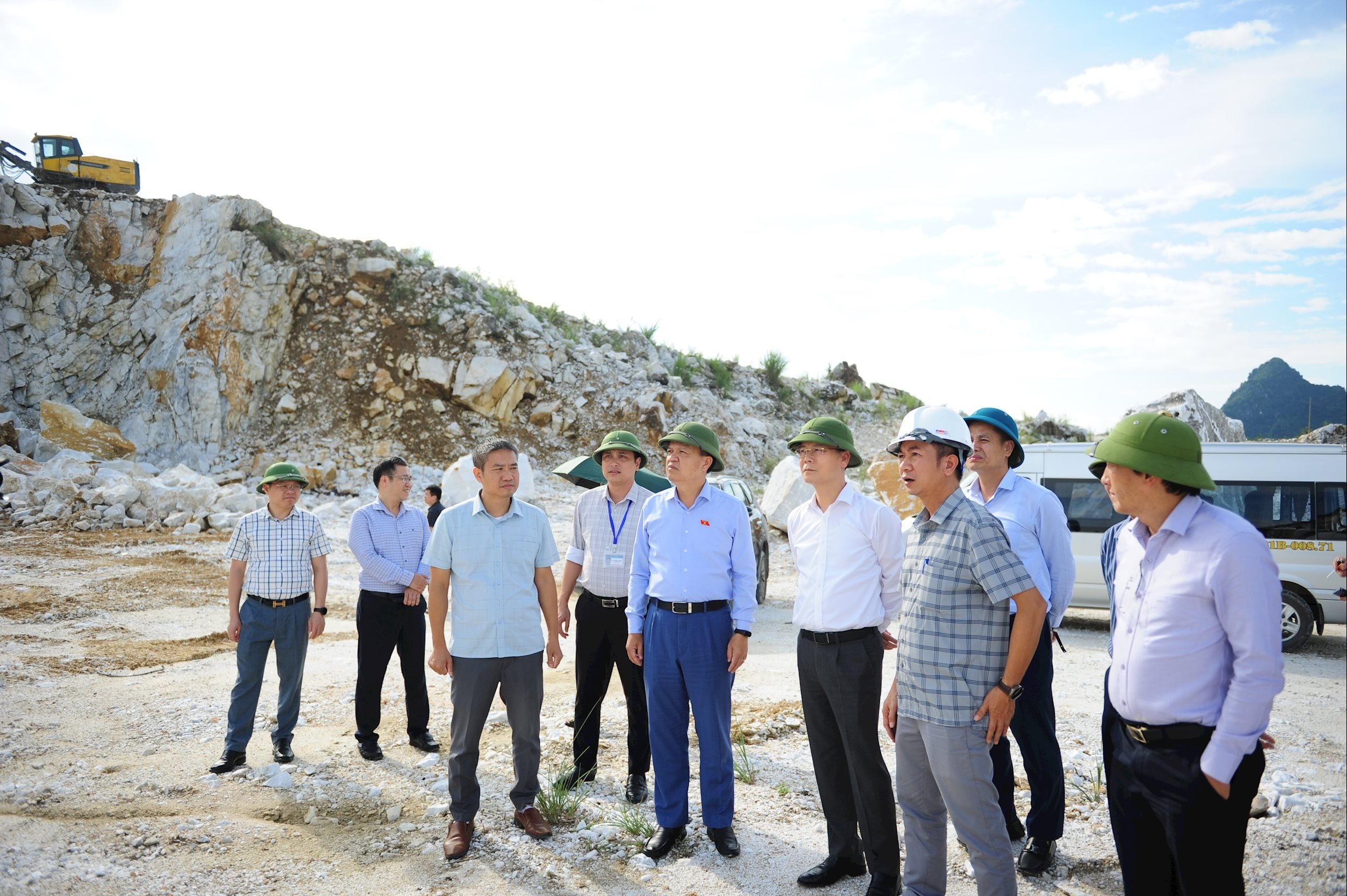 Đoàn công tác khảo sát mỏ đá hoa Mông Sơn I - Công ty cổ phần xi măng Yên Bình, Lào Cai - ảnh: Thanh Chi