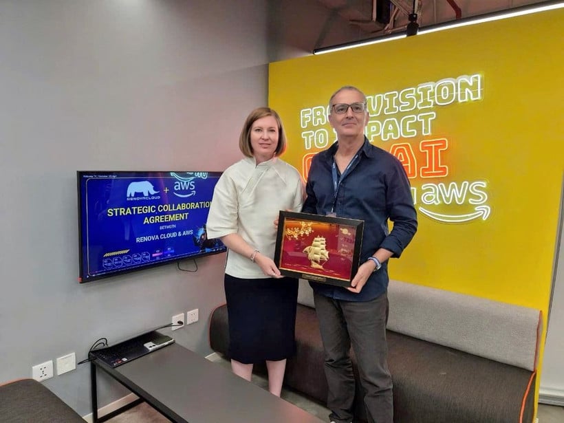 Kirsten Gilbertson, chef för partnerhantering, AWS ASEAN, och Doron Shachar, VD för Renova Cloud.