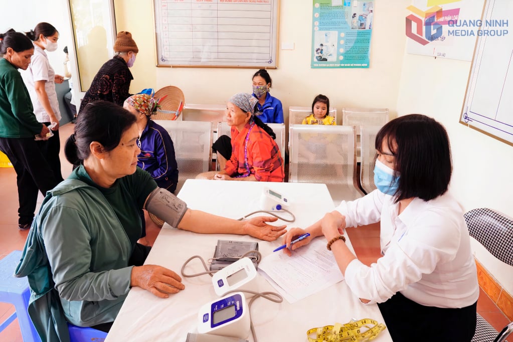 A Quang Ninh CDC együttműködik a Tien Yen Orvosi Központtal a szív- és érrendszeri betegségek szűrésében.