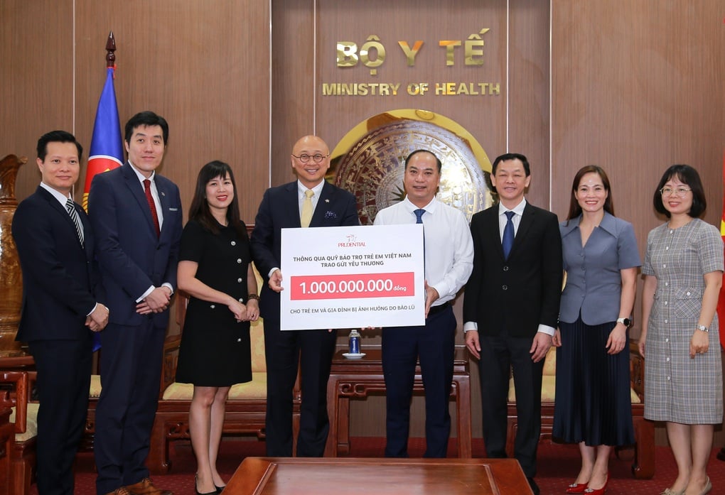 Prudential Vietnam joins hands to overcome consequences after floods - 1