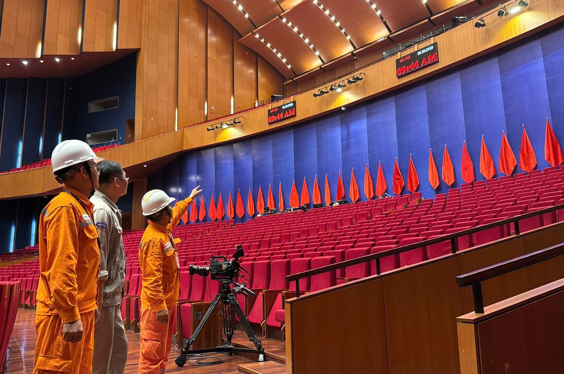 EVNHANOI разработал план по обеспечению безопасного, бесперебойного и стабильного электроснабжения для обслуживания 18-го съезда партии в Ханое.