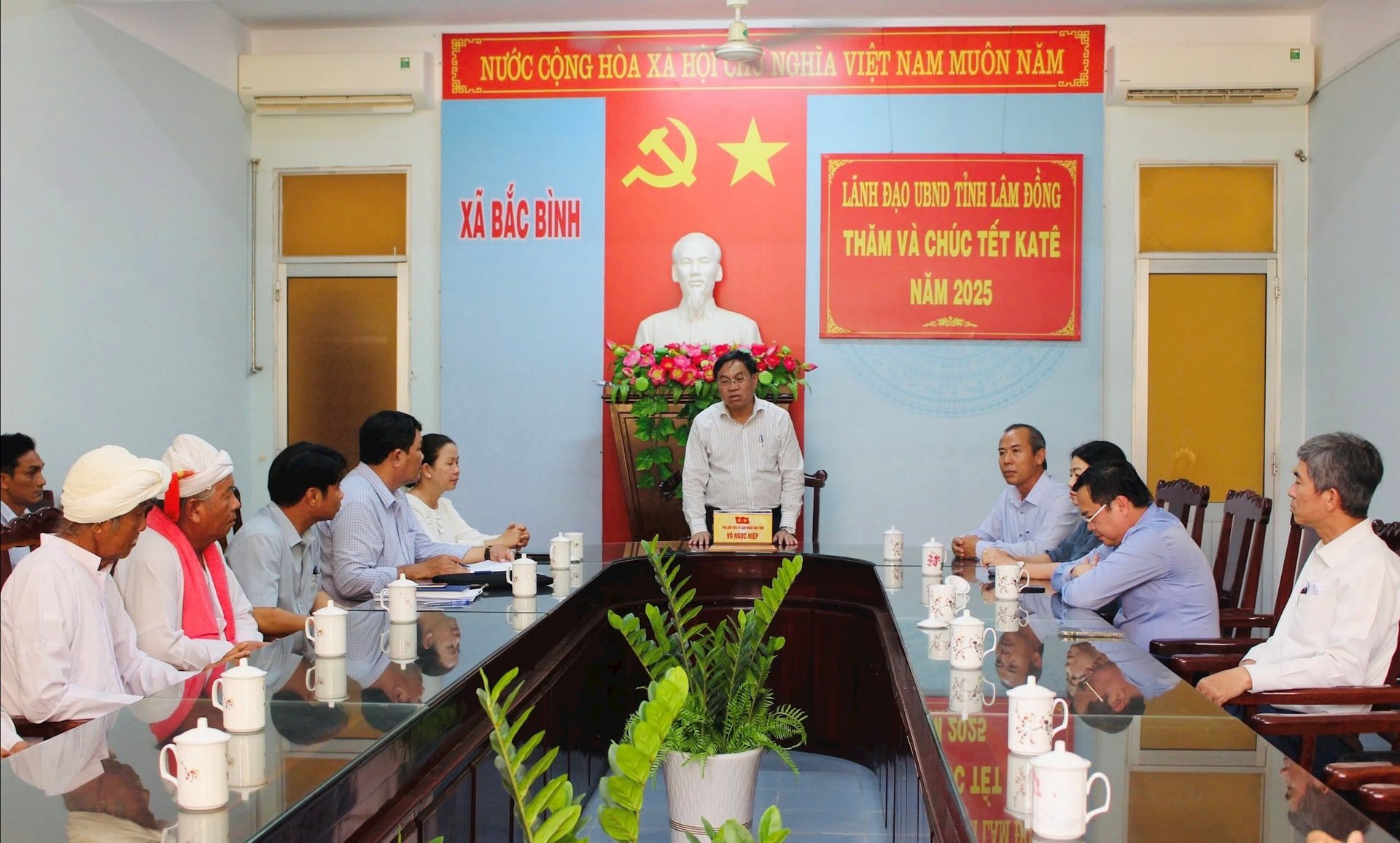 Genosse Vo Ngoc Hiep, stellvertretender Vorsitzender des Volkskomitees der Provinz, überreichte Kollektiven, Würdenträgern und angesehenen Personen in der Gemeinde Hong Thai Geschenke.