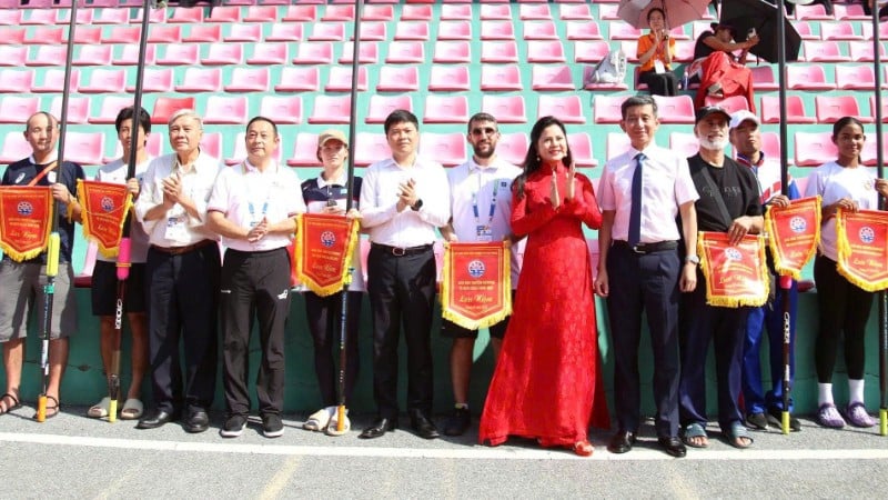 Hai Phong şehir liderleri ve Organizasyon Komitesi temsilcileri takımlara hatıra bayrakları takdim etti.