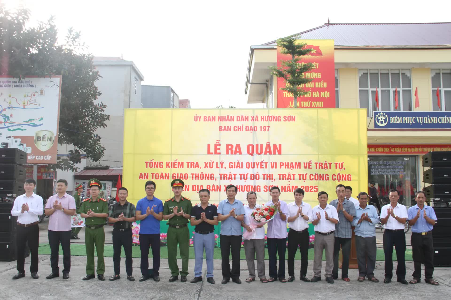 Hương Sơn ra quân tổng kiểm tra vi phạm trật tự an toàn giao thông, trật tự đô thị- Ảnh 2.