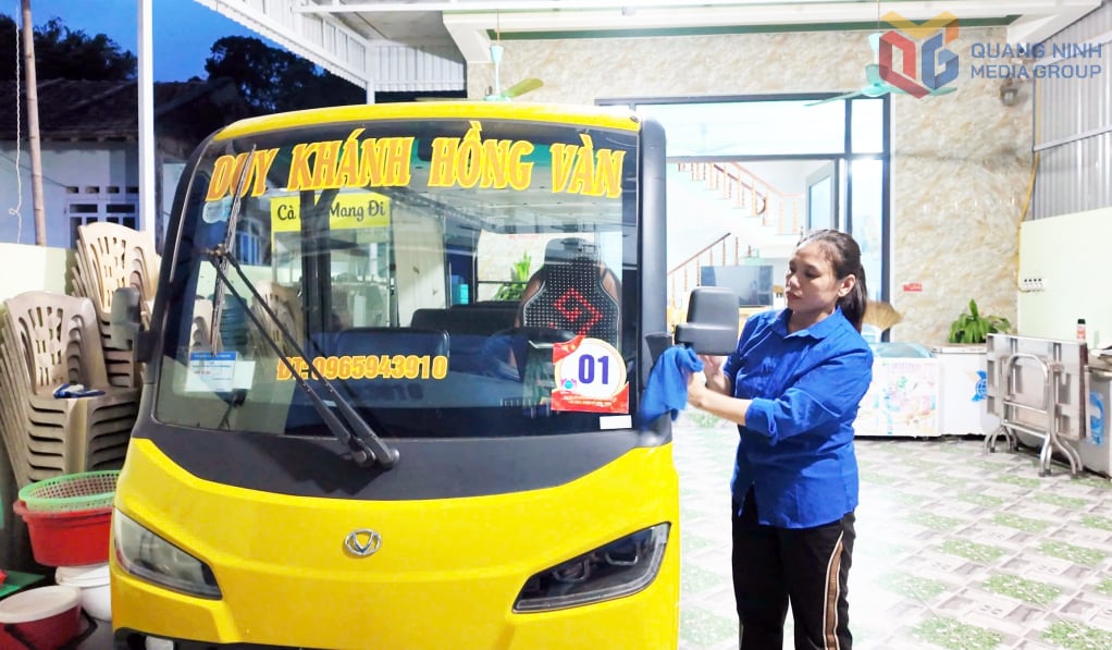 Egy elektromos autó, ami turistákat szállít Nguyen Thi Ut asszony családjának Co To szigetére.