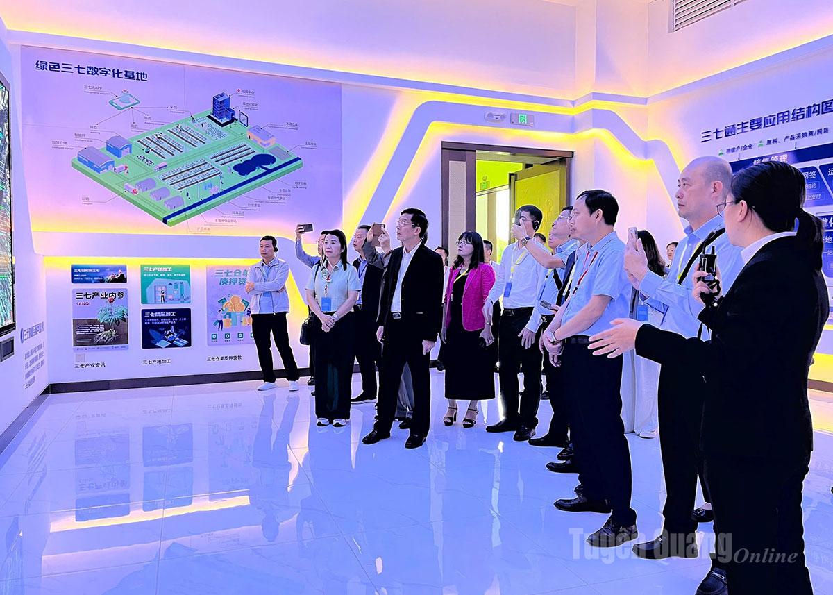 Die Delegation hörte eine Einführung zum 5G Smart Operation Center der Tam That Dan Van Nam Company.
