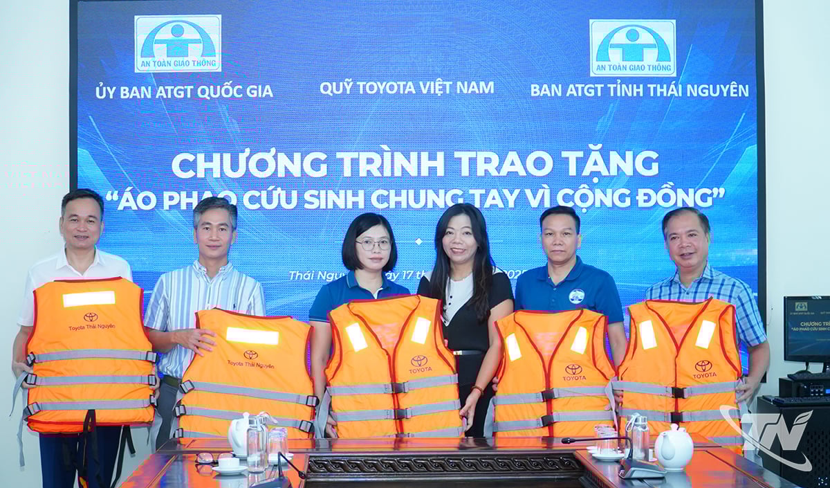 Đai diện Quỹ Toyota Việt Nam, Ban An toàn giao thông tỉnh trao 540 áo phao cứu sinh và 200 bộ quàn áo bảo hộ lao động cho các đơn vị quản lý đường bộ trên địa bàn tỉnh Thái Nguyên.