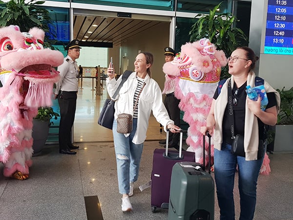 Welkom gasten uit Kazachstan (GOS-regio) in Da Nang. Chào đón khách từ Kazakhstan (thuộc khu vực CIS) đến Đà Nẵng.