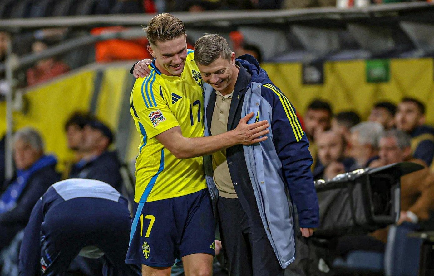 sweden-head-coach-jon-dahl-tomasson-with-viktor-gyokeres.jpg