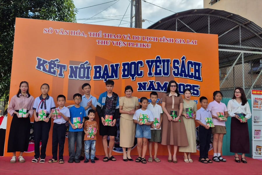 thu-vien-pleiku-trao-qua-cho-ban-doc-tich-cuc.jpg