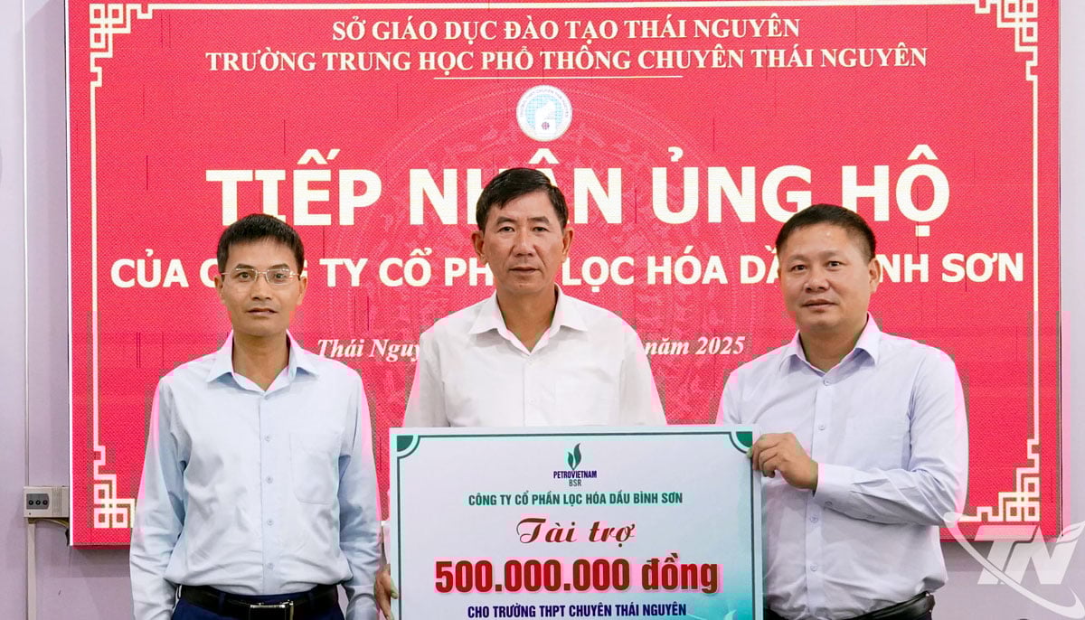A Binh Son Finomító és Petrolkémiai Részvénytársaság vezetői 500 millió VND-t nyújtottak át a Thai Nguyen Szakközépiskolának.