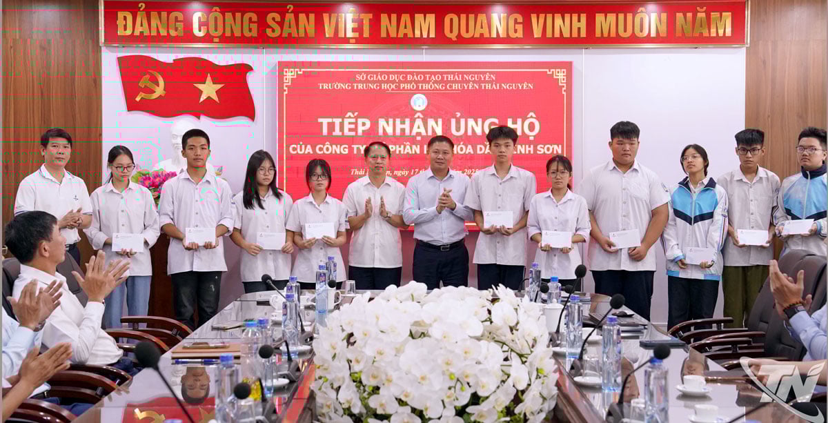 A Binh Son Finomító és Petrolkémiai Részvénytársaság vezetői ajándékokat adtak át a Thai Nguyen Középiskola tehetséges diákjainak, akiknek családjai súlyos veszteségeket szenvedtek az árvizek miatt.
