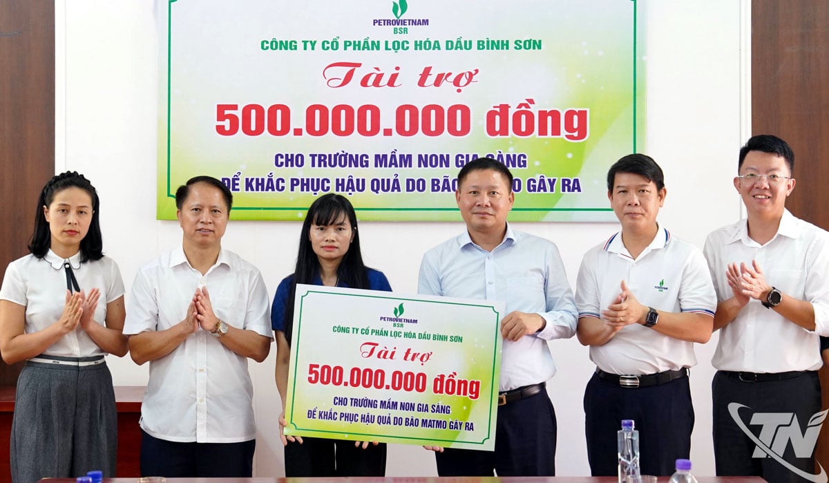 A Binh Son Finomító és Petrolkémiai Részvénytársaság vezetői 500 millió VND-t nyújtottak át a Gia Sang Óvoda támogatására.