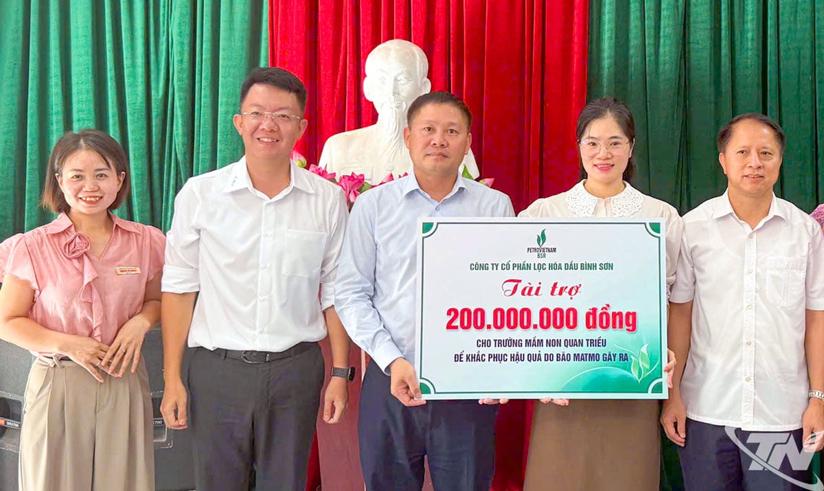 A Binh Son Finomító és Petrolkémiai Részvénytársaság vezetői 200 millió VND-t nyújtottak át a Quan Trieu Óvoda támogatására.