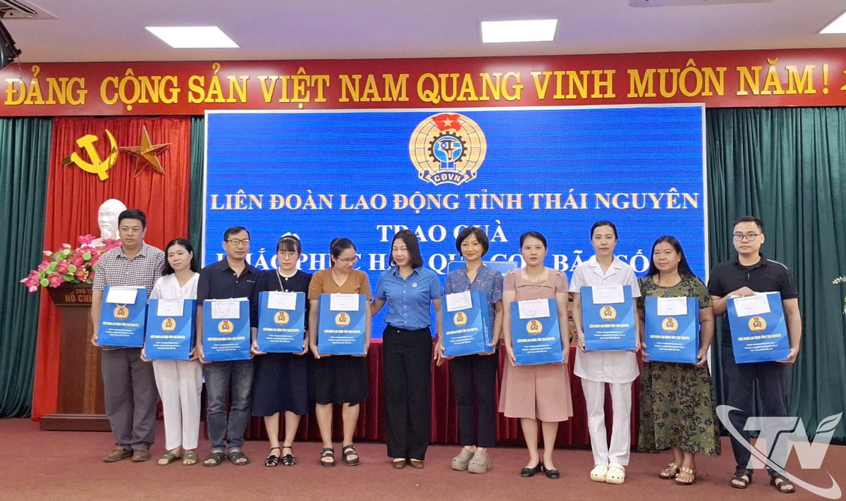 Do Thi Hien elvtárs, a Vietnami Hazafias Front Bizottságának alelnöke, a Tartományi Munkásszövetség elnöke ajándékokat adott át a CDC Thai Nguyen dolgozóinak.
