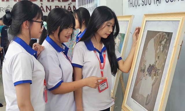 Trường Cao đẳng Công nghệ và Quản trị Sonadezi triển lãm tranh của nữ họa sĩ - Ảnh 1.