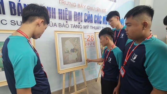 Trường Cao đẳng Công nghệ và Quản trị Sonadezi triển lãm tranh của nữ họa sĩ - Ảnh 2.