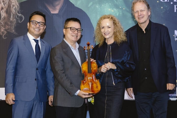 Secret Garden menyumbangkan sebuah gitar kepada penyelenggara.