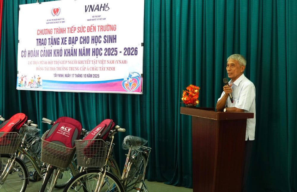 Ông Nguyễn Văn Quá – Chủ tịch Hội Bảo trợ Người khuyết tật, Người nghèo và Bảo vệ quyền trẻ em tỉnh phát biểu tại buổi lễ