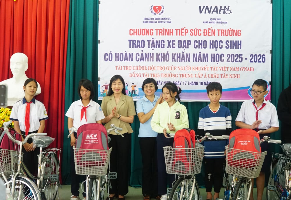 Tỉnh ủy viên, Phó trưởng Đoàn Đại biểu Quốc hội chuyên trách tỉnh Tây Ninh Hoàng Thị Thanh Thúy; đại diện nhà tài trợ chính trao tặng xe đạp đồ dùng học tập cho học sinh