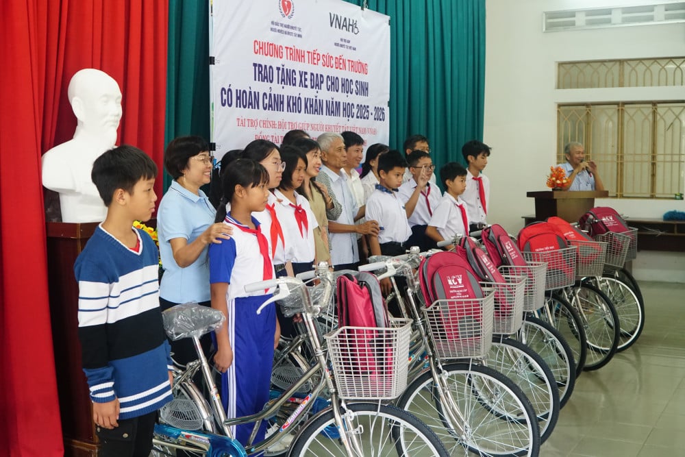 Lãnh đạo Tỉnh hội và các đại biểu trao tặng xe đạp đồ dùng học tập cho học sinh