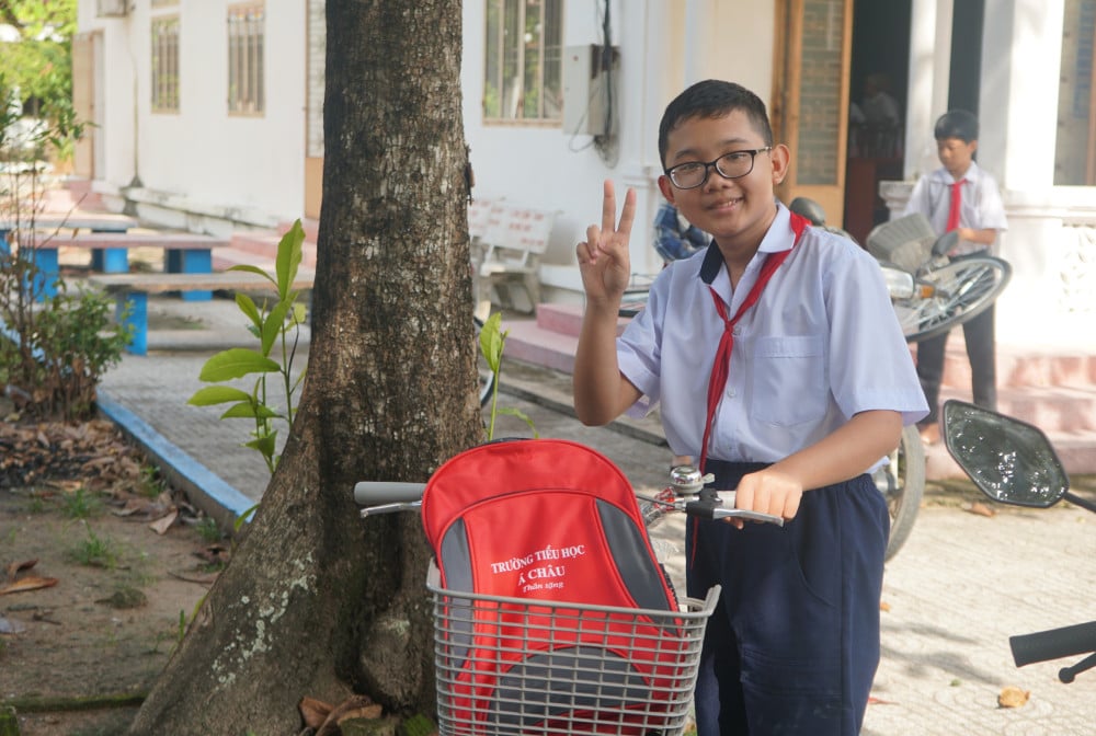 Niềm vui của học sinh được nhận xe đạp và đồ dùng học tập