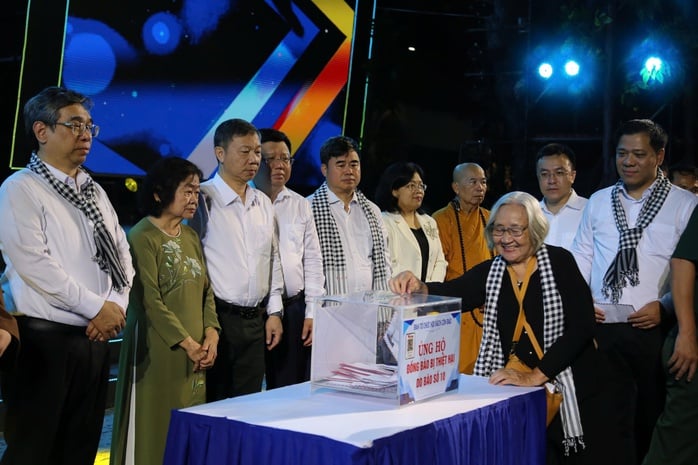 Zahájení knižního festivalu Con Dao: Pocta vietnamské kultuře a historii - Foto 1. Khai mạc Hội sách Côn Đảo: Tôn vinh Văn hóa và lịch sử Việt Nam - Ảnh 1.