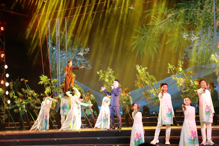 Zahájení knižního festivalu Con Dao: Uctění vietnamské kultury a historie - Foto 4. Khai mạc Hội sách Côn Đảo: Tôn vinh Văn hóa và lịch sử Việt Nam - Ảnh 4.