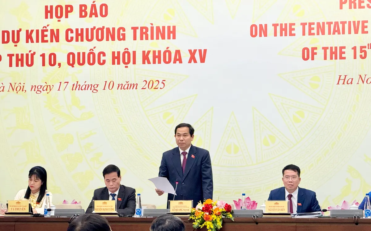 Herr Le Quang Manh, ständig biträdande chef för nationalförsamlingens kansli, ledde presskonferensen. Ông Lê Quang Mạnh, Phó Chủ nhiệm Thường trực Văn phòng Quốc hội điều hành cuộc họp báo