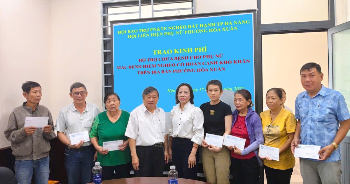 Trao kinh phí hỗ trợ chữa bệnh cho người dân phường Hòa Xuân