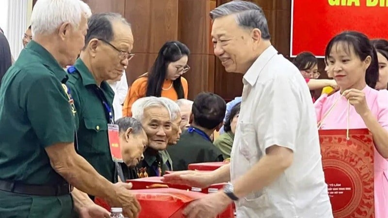 Setiausaha Agung To Lam melawat dan menyampaikan hadiah kepada ibu hero Vietnam dan keluarga polisi yang cemerlang di wilayah Dong Thap. (Foto: TIN HUY)