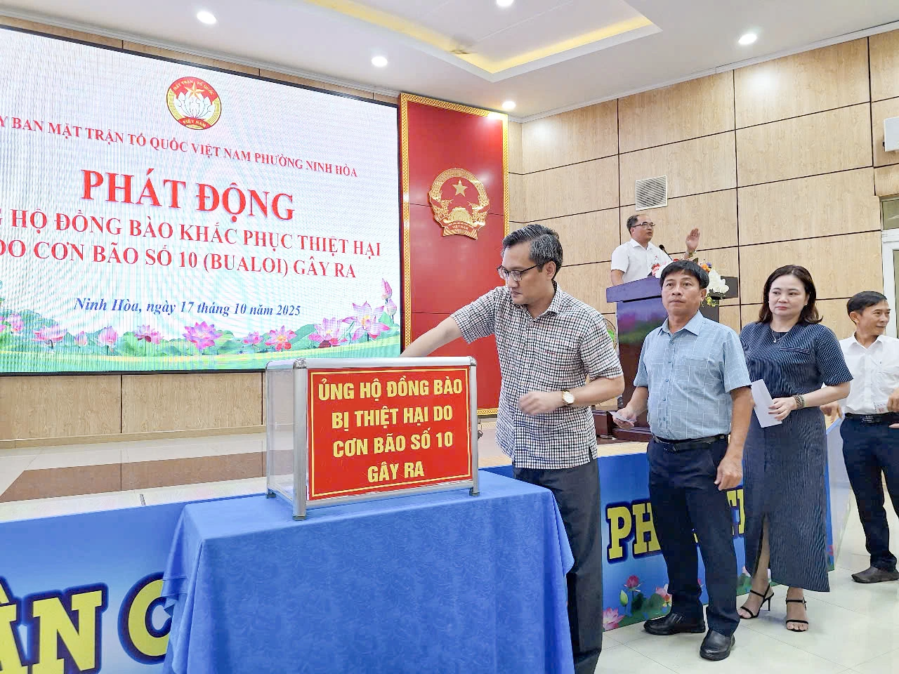 Lãnh đạo phường Ninh Hòa hưởng ứng quyên góp ủng hộ đồng bào bị thiệt hại do bão số 10 gây ra.