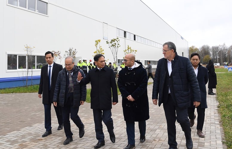 Viceprim-ministrul Bui Thanh Son vizitează fabrica de lapte proaspăt a TH Group din Rusia - Fotografia 2. Phó Thủ tướng Bùi Thanh Sơn thăm nhà máy sữa tươi của Tập đoàn TH tại Nga- Ảnh 2.